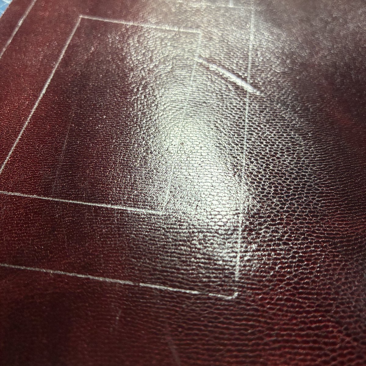 NTLeather's tweet photo. 🦘🦘🦘
←これが　　こうなる→
#カンガルー革　のステンレスミラーケース。
妻からのオーダー。試作だったのだけど、OKが出たのでそのままお渡し。
🌟カンガルーの尻尾の革を使いました。
#カンガルー #鏡 #ミラー #レザークラフト #すずめの戸締り #新海誠 #ダイジン #サダイジン https://t.co/yPMT6fydTs