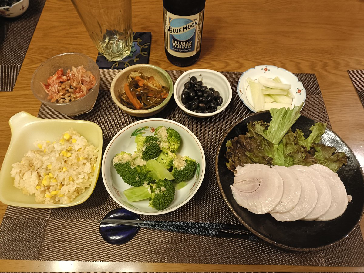 mori_uno's tweet photo. 今晩の夕食の主菜は自家製ハムです☺️
ソミュール液に2日間漬けて低温調理しました😅
トウモロコシご飯のバター炒め、キムチ納豆
黒豆煮、セロリの浅漬け、昆布の煮物等です😄
#自家製ハム　#手作りハム https://t.co/qruZIJw7gU