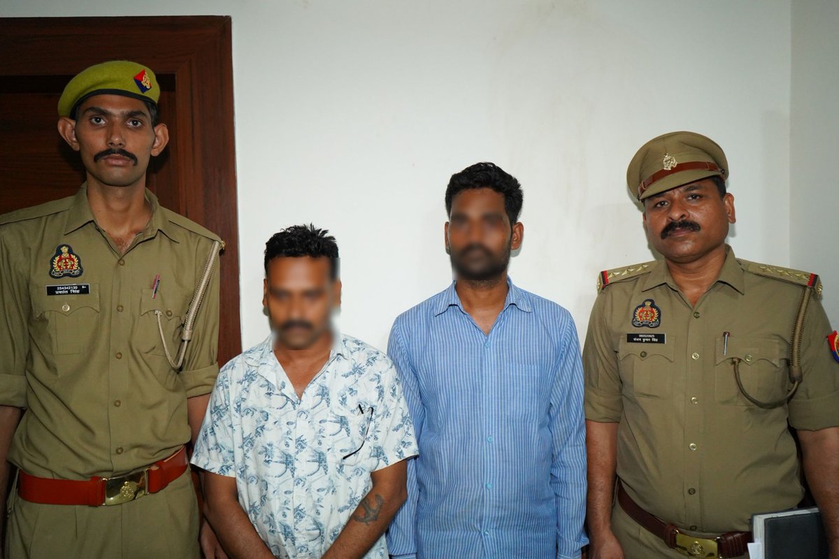 kanpurnagarpol's tweet photo. फर्जी मार्कशीट व डिग्री बनाने वाले संगठित गिरोह का भंडाफोड़, 02 गिरफ्तार...

🔹कमिश्नरेट कानपुर नगर की एसआईटी एवं थाना फीलखाना पुलिस की संयुक्त टीम ने बड़ी कार्रवाई करते हुए विभिन्न विश्वविद्यालयों एवं बोर्डों की फर्जी मार्कशीट, डिग्री, माइग्रेशन एवं प्रोविजनल सर्टिफिकेट तैयार कर बेचने वाले संगठित गिरोह का पर्दाफाश किया है।
🔹कार्रवाई के दौरान दो अभियुक्तों को गिरफ्तार कर उनके कब्जे से 59 फर्जी मार्कशीट/डिग्री/प्रमाणपत्र, 04 एंड्रॉयड मोबाइल फोन तथा अपराध से अर्जित ₹4,53,000 नकद बरामद किए गए। पूछताछ में सामने आया कि गिरोह पिछले कई वर्षों से देशभर में फर्जी शैक्षिक प्रमाणपत्र तैयार कर बेच रहा था।
🔹प्रकरण में थाना फीलखाना पर अभियोग पंजीकृत कर गिरफ्तार अभियुक्तों को न्यायालय के समक्ष प्रस्तुत किया जा रहा है। गिरोह के मास्टरमाइंड सहित अन्य फरार सदस्यों की तलाश एवं पूरे नेटवर्क की विस्तृत जांच जारी है।
बाइट -पुलिस आयुक्त श्री रघुबीर लाल, कानपुर नगर।
@Uppolice @dgpup @dcpekanpur