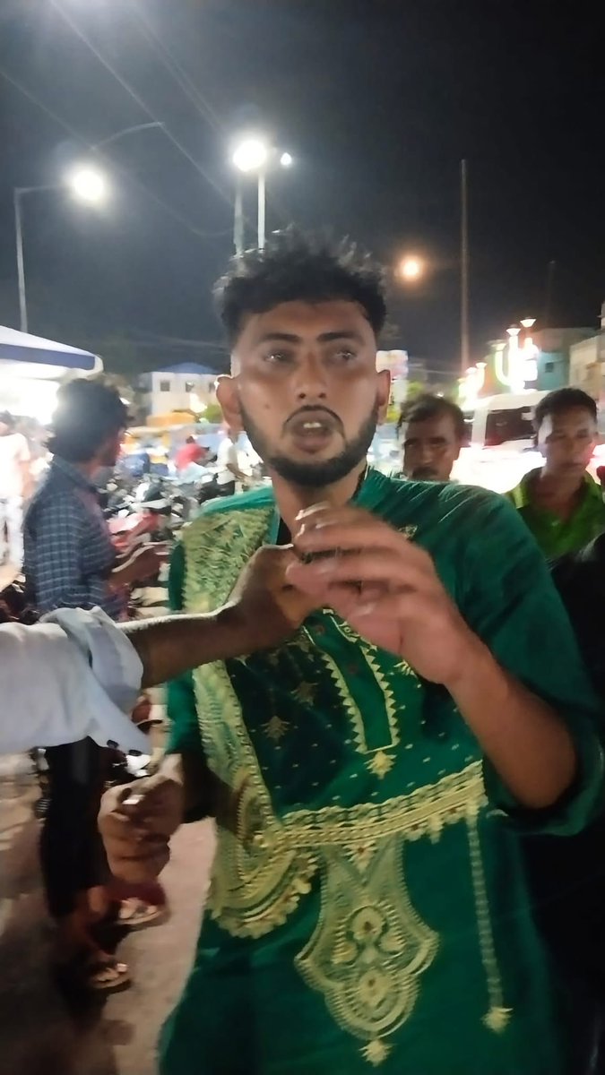 harcoresanatani's tweet photo. LOVE JIHAD IN WEST BENGAL:
A Muslim youth, Rizaul Khan from Murshidabad came to work in Chandpara, hid his religion used Hindu name, trapped a 15 year old Hindu girl from Chandpara, Bangaon, and was fleeing with her
He was caught by the workers of Bangaon Hindu Jagran Manch https://t.co/I60WtAn6oe