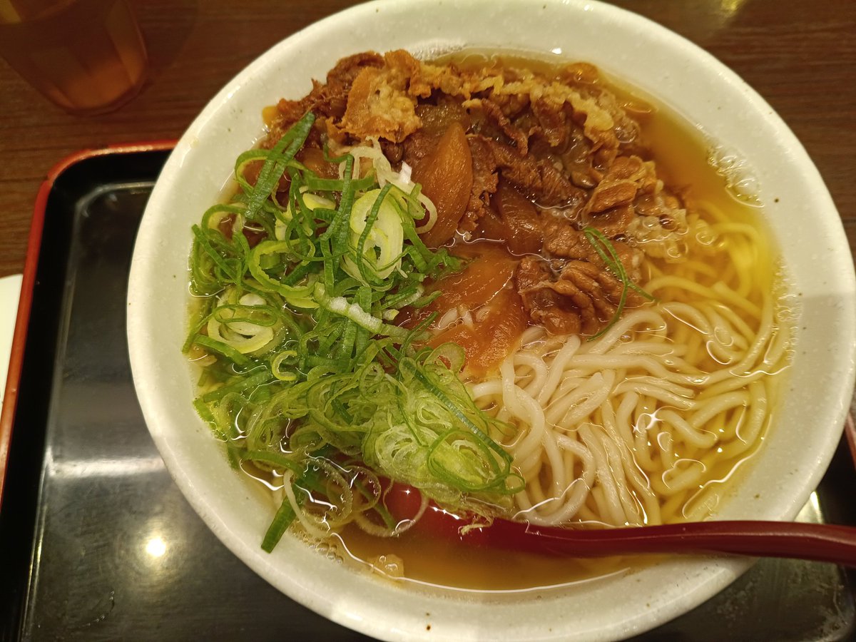 RH1250S's tweet photo. 昨日に続き、うどんを食べました。昨日も肉ごぼ天だったので、揚げ物は我慢して、肉うどんにしました。
先日も食べた因幡うどんです。急いで大盛りを頼んだら間違って細麺でした。
通常麺とは異なり、気持ち硬めでした。ですが、やはりもスープが熱々でした（笑） https://t.co/VeYjdAqxZL