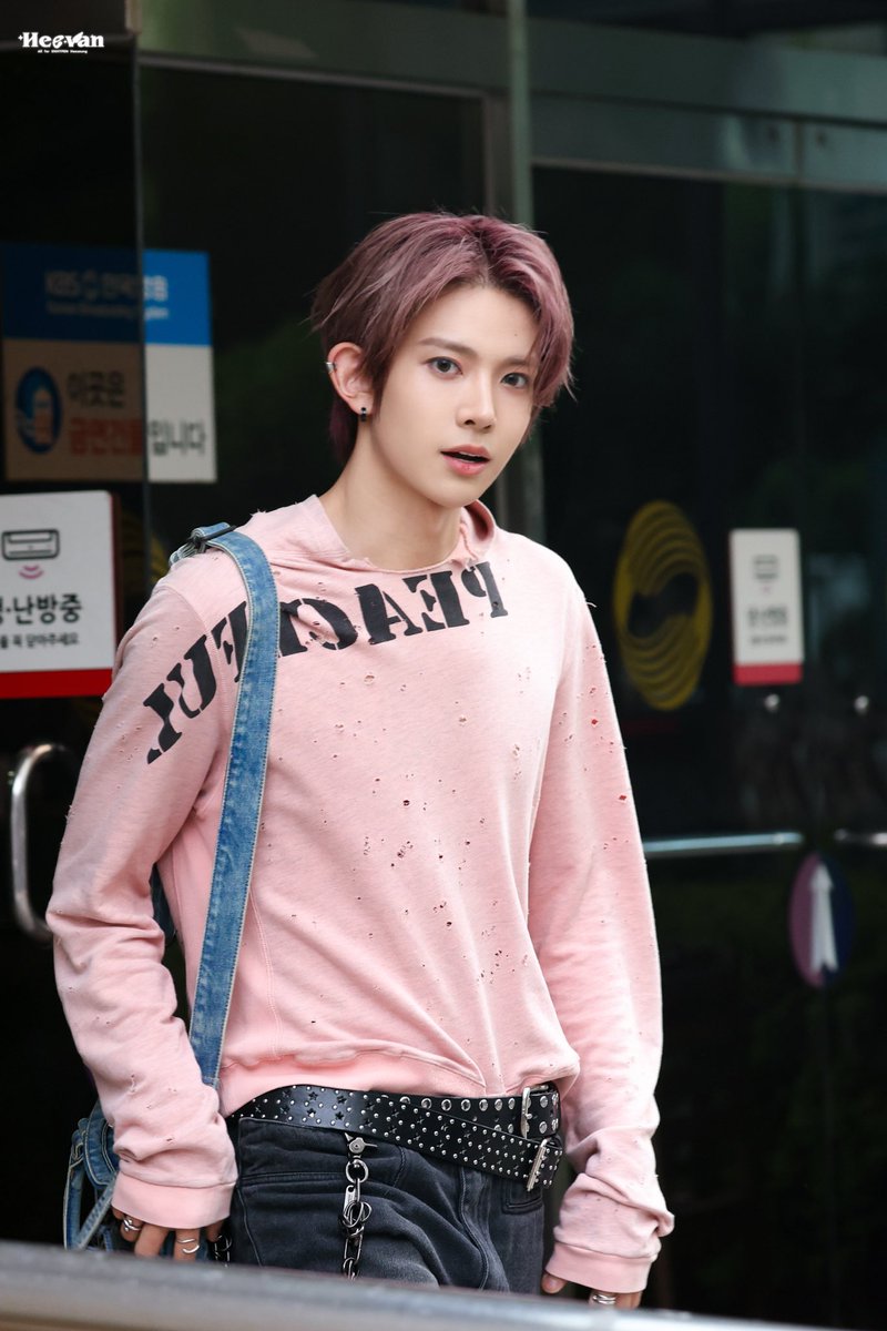 hsngpilled's tweet photo. PINK HEESEUNG PINK EVAN = WORLD HEALINGS https://t.co/1bN0QHINZX