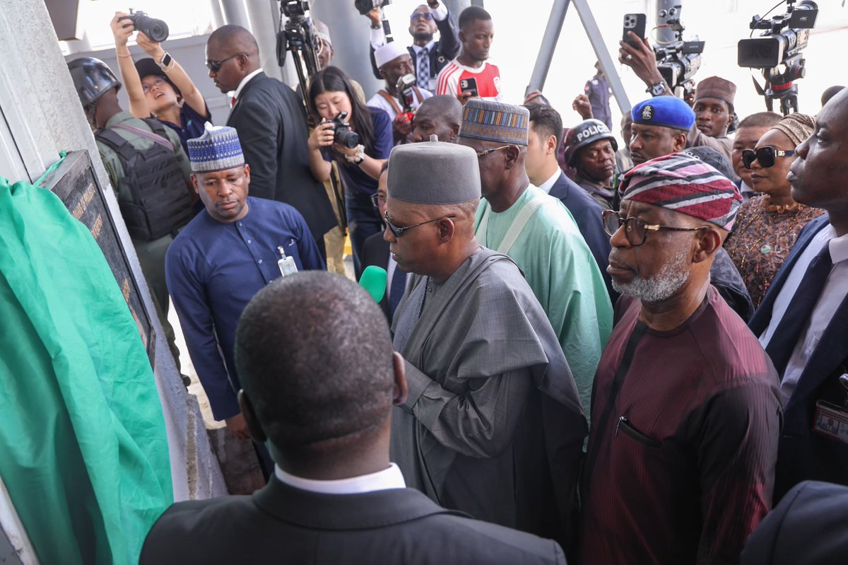 AlakeDele tweet picture