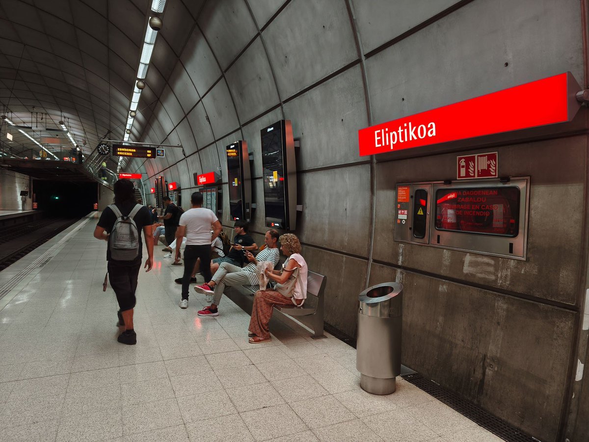 deia_eus's tweet photo. ➡ La estación de Metro Bilbao de Moyúa cambia de nombre

🔗 Enlace a la información completa: https://t.co/2BKmHcxnG4 https://t.co/Mu8gegEISl