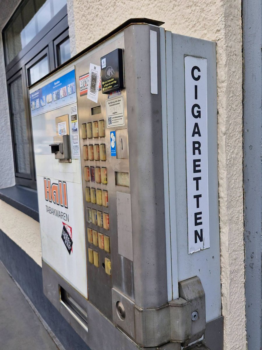 RobLute4's tweet photo. In Duitsland doen ze niet aan eindeloze en ellenlange betutteling. 
Daar mag je gewoon zelf nog bepalen of je sigaretten op straat uit de automaat haalt.

Gewoon aan de straat in het zicht,wat een verschil met Vernederland zeg. #sigaretten  #boodschappendoeninduitsland https://t.co/R125zT8sXH