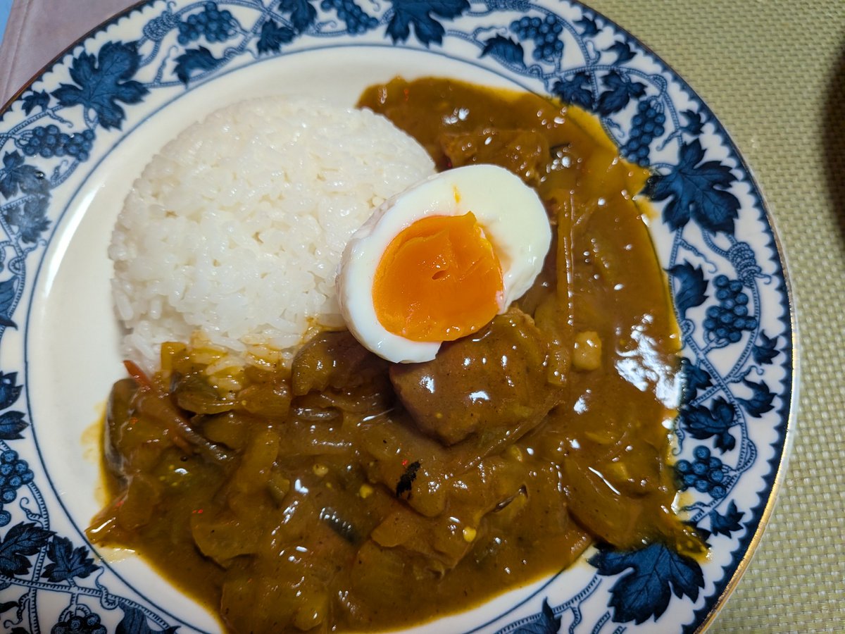hattyo888's tweet photo. 夕飯。カレー。
玉葱茄子トマト大蒜豚ホホ肉＆ジャワカレー中辛。香辛料は追加で色々。あとゆで卵。
何か食欲なかったのでカレーに。スパイスは頼れる兄貴。マッソゥ💪 https://t.co/StwHNIViUr