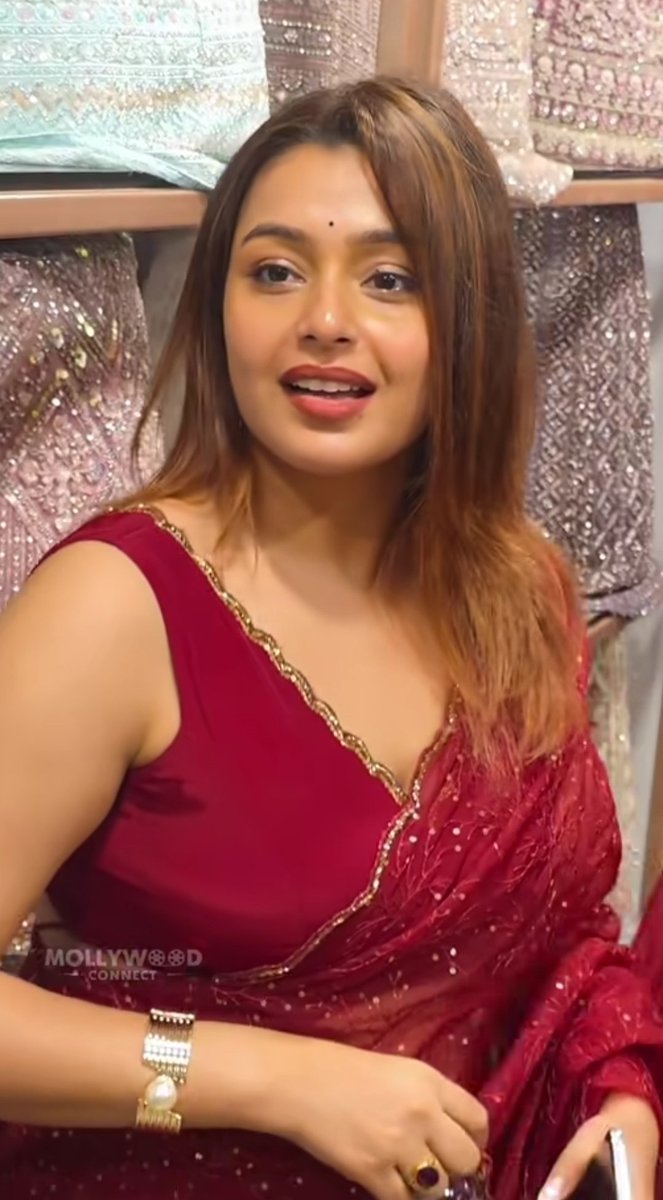 anilbhakr's tweet photo. When the Bengali star dazzled in a stunning red saree.

Beautiful actress Mokksha unveils her gorgeous new look. 🔥❤️ https://t.co/UTik0W8oIN