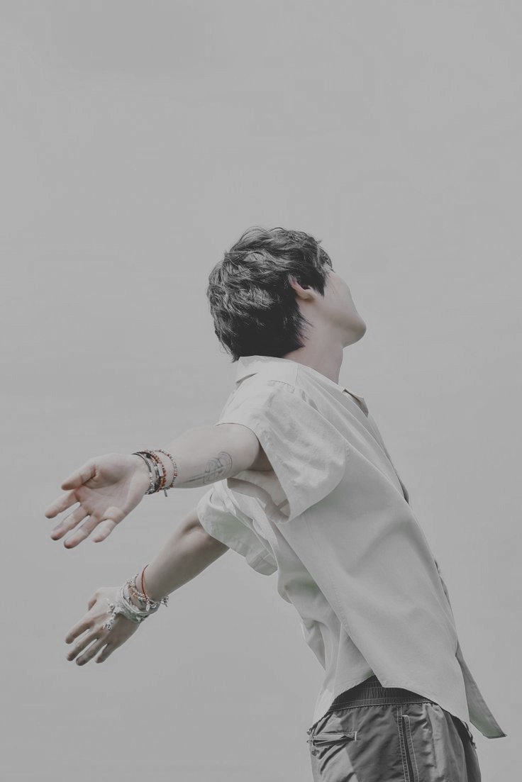 Chanyeorlie's tweet photo. I let myself drift through the air
Dancing with the leaves so I can breathe. https://t.co/b2GgxnDXcc