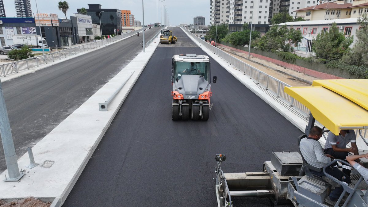 Adana_Bld's tweet photo. D-400 Girne Bulvarı’nda hayata geçirilecek Ege Bağatur Üst Geçidi çalışmaları öncesinde asfaltlama çalışmalarımızda sona gelindi.🚧

Kentimizin ulaşım ağını güçlendirmeye yönelik çalışmalarımıza aralıksız devam ediyoruz. https://t.co/zYEqHF1W41