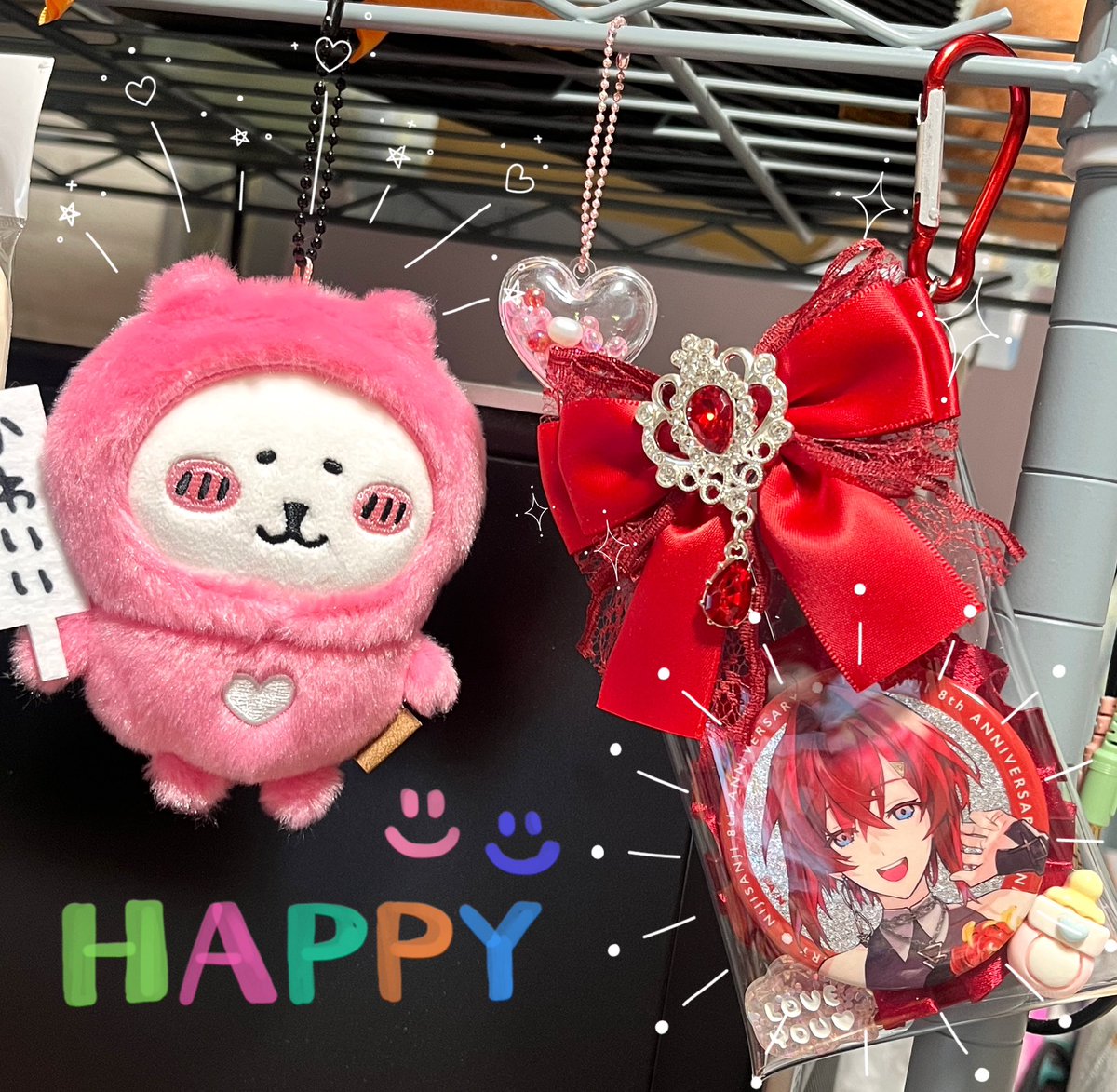 daomei's tweet photo. デカリボンで缶バッジをデコるのやってみたかったから楽しかった🎀
PC周りがにぎやかになった https://t.co/s648XfeHYP