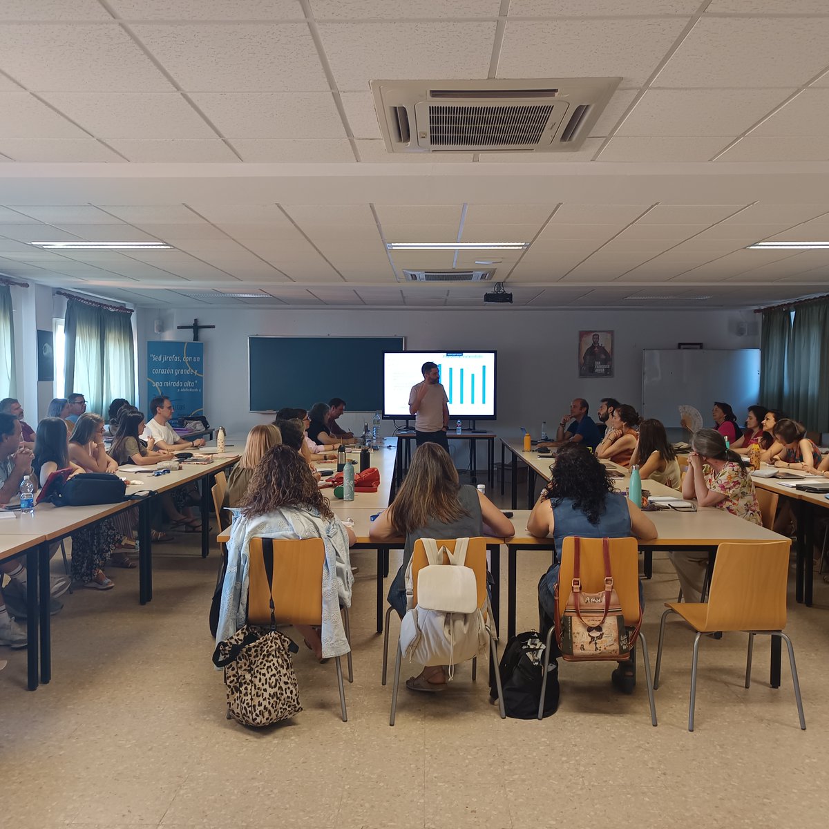 EscuelaEVG's tweet photo. ¡𝗡𝗼𝘀 𝘀𝗲𝗴𝘂𝗶𝗺𝗼𝘀 𝗳𝗼𝗿𝗺𝗮𝗻𝗱𝗼!

Los pasados días 26, 29 y 30 de junio, nuestro claustro se reunió en unas jornadas de formación para seguir mejorando nuestras competencias y preparar el próximo curso escolar. https://t.co/gzRqoLxGQr
