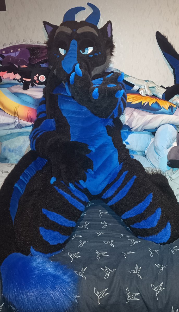 TeremisSmok's tweet photo. Rawrrr 
Take my paw and join me in cuddling

#Fursuit #fursuitfriday https://t.co/GjDI5uYjNl