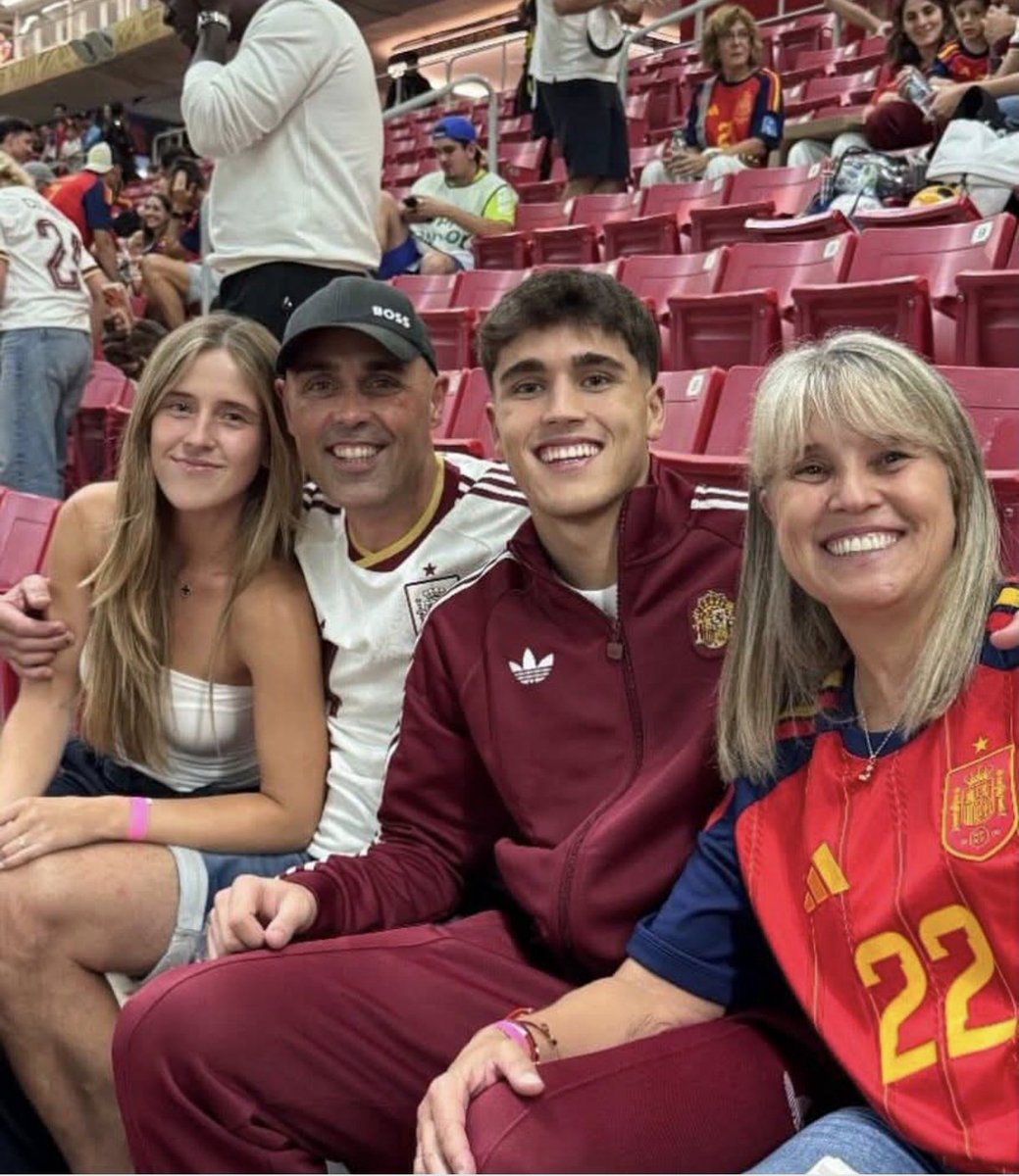madodeley2's tweet photo. " Si lo del fútbol no acabara saliendo bien, siempre estará la carpintería de mi padre".
" Sí, he comprado un coche nuevo....para mi madre, el suyo me lo he quedado yo"
Pau Cubarsí.
A ver quién se atreve a decir que tiene que amueblar su cabeza. https://t.co/1CimBFrEPp