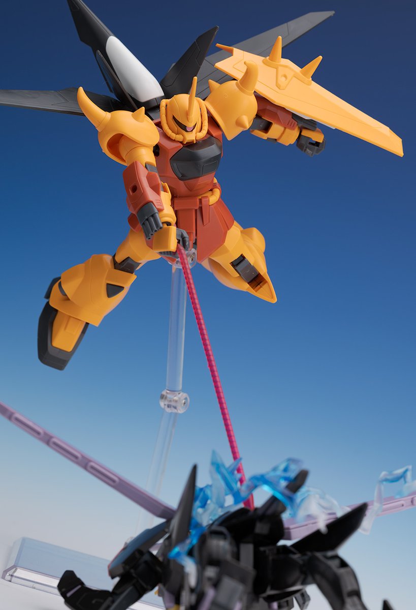hoshimaruplamo's tweet photo. 「機動戦士ガンダムSEED DESTINY」よりHG グフイグナイテッド（ハイネ・ヴェステンフルス専用機）のレビューを公開しました。こちらは2005年当時に発売されたHGですが、グフをアレンジしたようなデザインが再現され、スレイヤーウィップは形状違いで2種類付属します。
https://t.co/kGEoiEojd3 https://t.co/HFJSiuwklR
