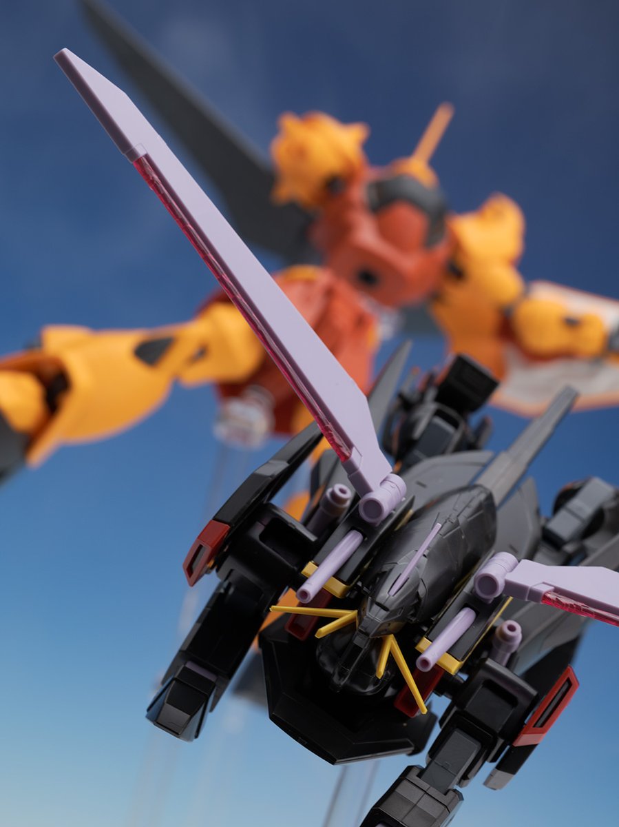 hoshimaruplamo's tweet photo. 「機動戦士ガンダムSEED DESTINY」よりHG グフイグナイテッド（ハイネ・ヴェステンフルス専用機）のレビューを公開しました。こちらは2005年当時に発売されたHGですが、グフをアレンジしたようなデザインが再現され、スレイヤーウィップは形状違いで2種類付属します。
https://t.co/kGEoiEojd3 https://t.co/HFJSiuwklR