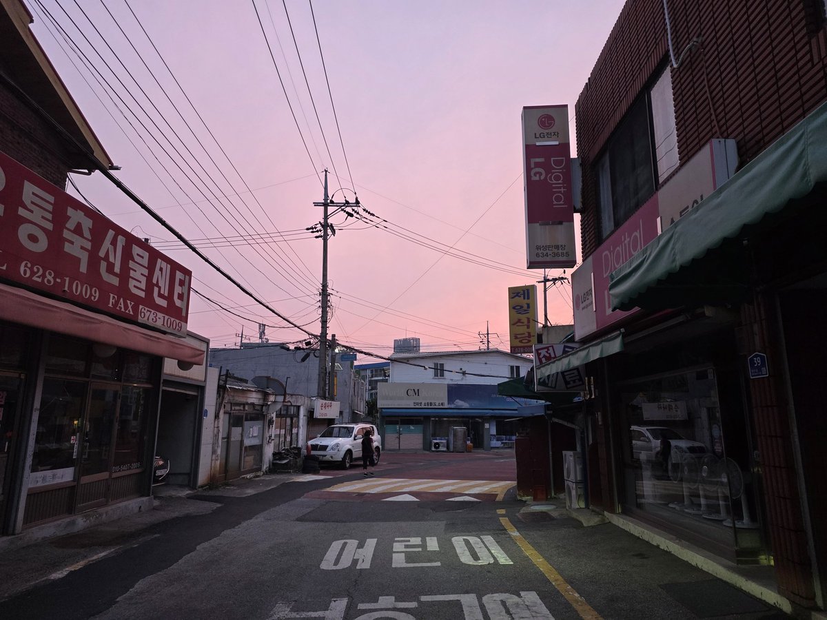 EMU_260's tweet photo. 하늘이 팔우진색이야 https://t.co/oj5bwIUANI