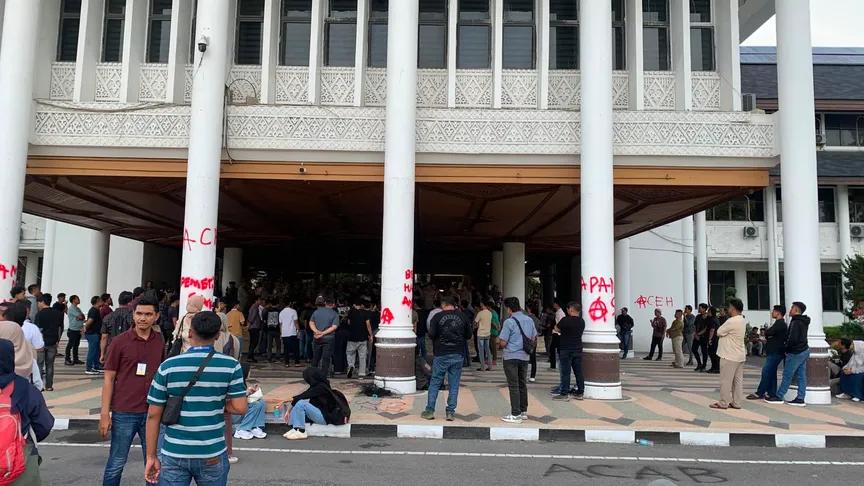 bismillahyuk_'s tweet photo. 🚨 AKSI #DEMO MAHASISWA UI  DI ACEH 🚨

Terjadi gesekan Aparat dg Mahasiswa UI yg aksi di depan Kantor Gubernur Aceh

Kabarnya mahasiswa akan bertahan hingga malam hari sampai ada perwakilan yg bisa menemui mereka

Stay safe temen2 semuanya. Saling jaga yaa 🥺❤️

#IndonesiaGelap https://t.co/P6xjD5AFkW