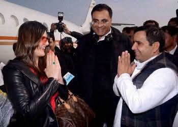 janardanmis's tweet photo. अखिलेश यादव रियल में नेता नहीं एक बिगड़ैल गुंडा है ...
बातों में उसका अभिमानी अंदाज़ उनका स्वभाव बन गया है अखिलेश यादव के पिता मुलायम सिंह यादव 5 साल सत्ता में रहे और अखिलेश यादव 5 साल सत्ता में रहे
इन 10 सालों के दौरान हर साल मुंबई से उत्तर प्रदेश सरकार के सरकारी विमान से और दूसरे आलीशान कारपोरेट जेट भाड़े पर लेकर सलमान खान कैटरीना कैफ रणबीर कपूर माधुरी दीक्षित अमिताभ बच्चन शिल्पा शेट्टी से लेकर पूरे बॉलीवुड को एक छोटे से गांव सैफई में बुलाया जाता था 
जो मुलायम यादव का पैतृक गांव है और फिर 15 दिनों तक उस गांव में शराब शबाब और कबाब की महफिले सजती थी
अब इस महोत्सव पर खर्चा कौन करता था आरटीआई से जब पूछा जाता था कि समाजवाद के इस 
नंगे नाच पर आपने कितना पैसा सरकारी खजाने से खर्च किया है तब यह आरटीआई से जवाब नहीं देते थे और जो कोई हाईकोर्ट में अपील करता था उसे गो ली मा र दी जाती थी
इस तरह से मुलायम सिंह यादव सरकार ने 4 आरटीआई
कार्यकर्ताओं की ह त्या करवा दी थी, जिन्होंने सैफई महोत्सव
का खर्च जानने की कोशिश की थी.........
वह दहशत भरा दौर जरा याद तो करिए मुलायम सिंह यादव के दौर के बाद जब मायावती आई तब उन्होंने यह खर्च बताया कि मुलायम सिंह यादव के पांच सैफई महोत्सव पर 18000 करोड रुपए खर्च हुआ 
और फिर योगी सरकार ने बताया अखिलेश यादव के सैफई
महोत्सव पर ₹34000 करोड़ सरकारी खजाने से खर्च हुआ
और यह सब पैसे भाड़े पर कारपोरेट देने वाले तथा मुंबई के
अमीर फिल्मी दुनिया के सितारों पर खर्च कर दिए गए.....
अब आप सोचिए राज्य का कितना धन सैफई महोत्सव पर खर्चा हुआ, सही मायने में अखिलेश यादव का यही असली समाजवाद है
यह फोटोग्राफ देखिए किस तरह से मुंबई की पूरी फिल्मी दुनिया को सरकारी पैसे के दम पर अखिलेश यादव और मुलायम सिंह विमानों से सैफई में उतार देते थे और फिर समाजवादी शराब शबाब और कबाब का फर्राटेदार 
दौर चलता था जाम से जाम टकराये जाते थे आपस में सभी 
चखना का आदान प्रदान करते हुए रहते थे.......
समाजवाद का जो विकृत स्वरूप मुलायम सिंह यादव के 
परिवार ने किया है उससे लोहिया जी का असली समाजवाद 
किसी अंधेरे कोने में सिर को झुकाये रोता होगा....!!