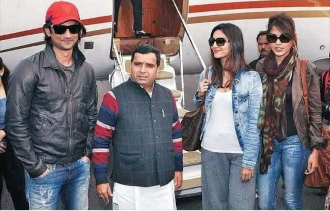 janardanmis's tweet photo. अखिलेश यादव रियल में नेता नहीं एक बिगड़ैल गुंडा है ...
बातों में उसका अभिमानी अंदाज़ उनका स्वभाव बन गया है अखिलेश यादव के पिता मुलायम सिंह यादव 5 साल सत्ता में रहे और अखिलेश यादव 5 साल सत्ता में रहे
इन 10 सालों के दौरान हर साल मुंबई से उत्तर प्रदेश सरकार के सरकारी विमान से और दूसरे आलीशान कारपोरेट जेट भाड़े पर लेकर सलमान खान कैटरीना कैफ रणबीर कपूर माधुरी दीक्षित अमिताभ बच्चन शिल्पा शेट्टी से लेकर पूरे बॉलीवुड को एक छोटे से गांव सैफई में बुलाया जाता था 
जो मुलायम यादव का पैतृक गांव है और फिर 15 दिनों तक उस गांव में शराब शबाब और कबाब की महफिले सजती थी
अब इस महोत्सव पर खर्चा कौन करता था आरटीआई से जब पूछा जाता था कि समाजवाद के इस 
नंगे नाच पर आपने कितना पैसा सरकारी खजाने से खर्च किया है तब यह आरटीआई से जवाब नहीं देते थे और जो कोई हाईकोर्ट में अपील करता था उसे गो ली मा र दी जाती थी
इस तरह से मुलायम सिंह यादव सरकार ने 4 आरटीआई
कार्यकर्ताओं की ह त्या करवा दी थी, जिन्होंने सैफई महोत्सव
का खर्च जानने की कोशिश की थी.........
वह दहशत भरा दौर जरा याद तो करिए मुलायम सिंह यादव के दौर के बाद जब मायावती आई तब उन्होंने यह खर्च बताया कि मुलायम सिंह यादव के पांच सैफई महोत्सव पर 18000 करोड रुपए खर्च हुआ 
और फिर योगी सरकार ने बताया अखिलेश यादव के सैफई
महोत्सव पर ₹34000 करोड़ सरकारी खजाने से खर्च हुआ
और यह सब पैसे भाड़े पर कारपोरेट देने वाले तथा मुंबई के
अमीर फिल्मी दुनिया के सितारों पर खर्च कर दिए गए.....
अब आप सोचिए राज्य का कितना धन सैफई महोत्सव पर खर्चा हुआ, सही मायने में अखिलेश यादव का यही असली समाजवाद है
यह फोटोग्राफ देखिए किस तरह से मुंबई की पूरी फिल्मी दुनिया को सरकारी पैसे के दम पर अखिलेश यादव और मुलायम सिंह विमानों से सैफई में उतार देते थे और फिर समाजवादी शराब शबाब और कबाब का फर्राटेदार 
दौर चलता था जाम से जाम टकराये जाते थे आपस में सभी 
चखना का आदान प्रदान करते हुए रहते थे.......
समाजवाद का जो विकृत स्वरूप मुलायम सिंह यादव के 
परिवार ने किया है उससे लोहिया जी का असली समाजवाद 
किसी अंधेरे कोने में सिर को झुकाये रोता होगा....!!