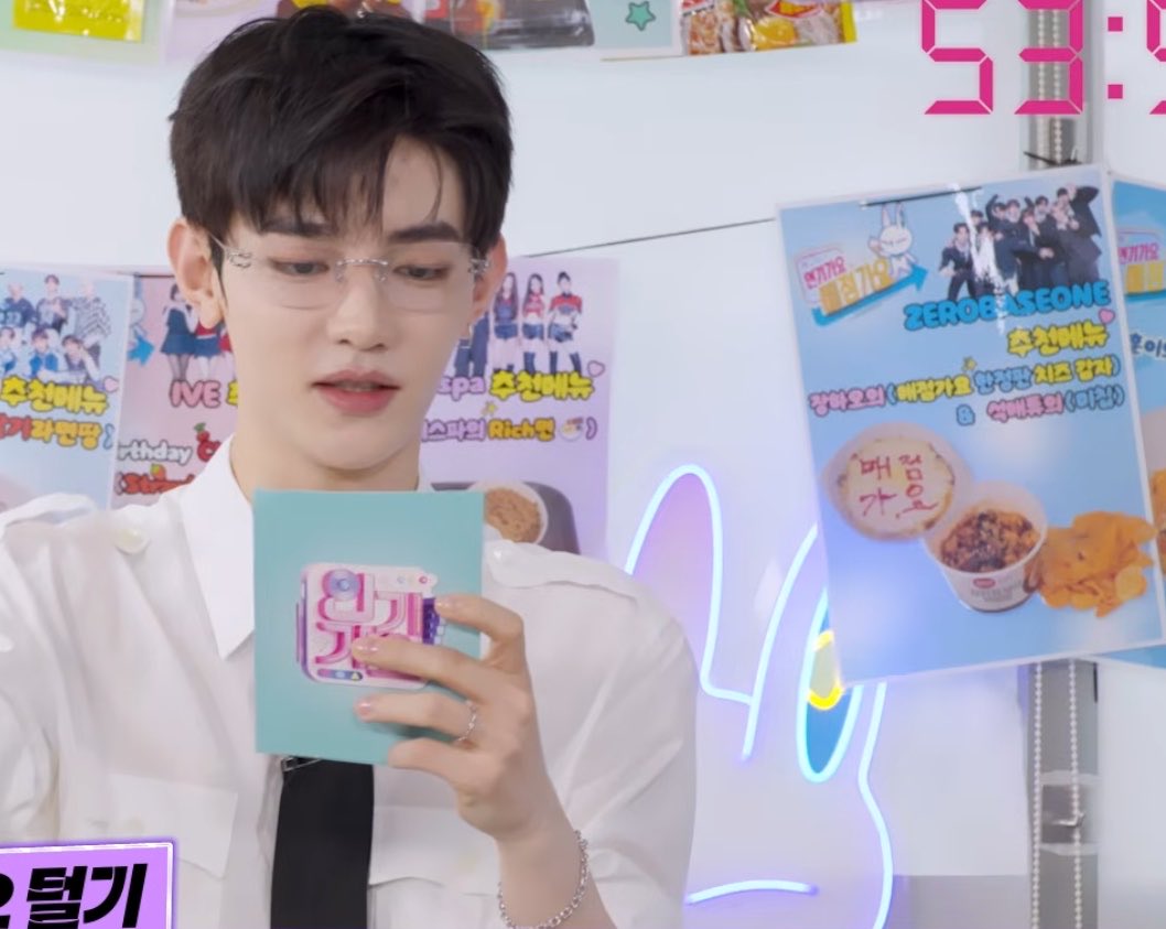 rwickitty's tweet photo. WHO TF PUT A ZB9 POSTER BEHIND THEM😭😭😭???:!???!????? https://t.co/ovxqcjzZNa