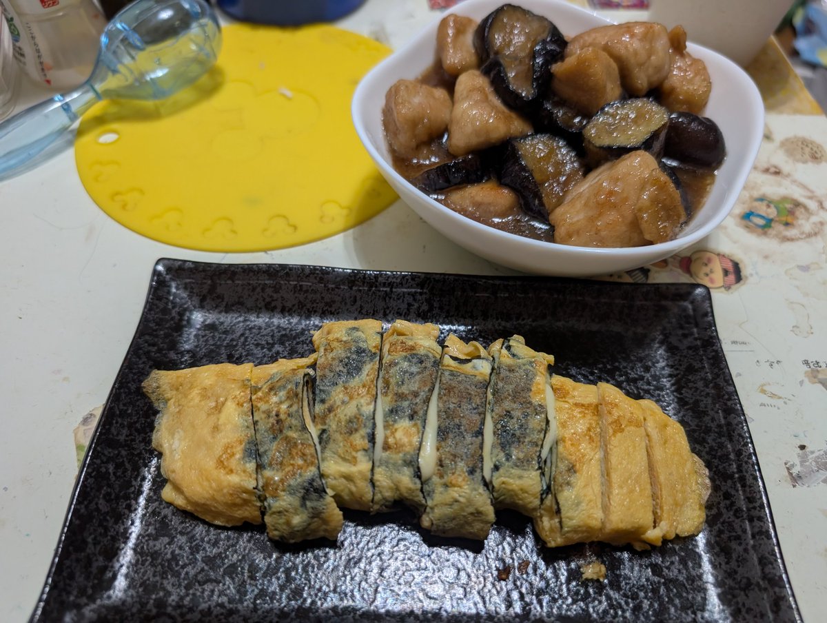 sukida_29's tweet photo. 鶏ムネとなすの生姜焼きと海苔とチーズを入れた卵焼きー( ◜ᴗ◝ )ﾆｺ https://t.co/TwMGIS7VHa