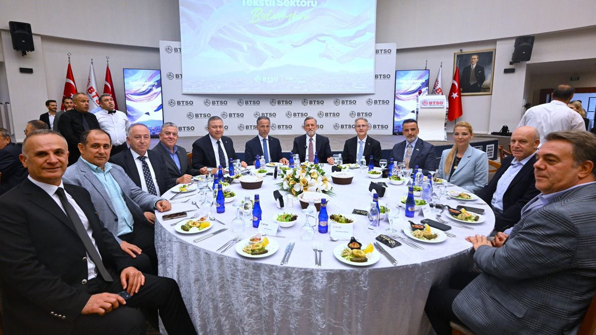 orhanaydin's tweet photo. Bursa Ticaret ve Sanayi Odası Yönetim Kurulu Başkanı Sn. İbrahim Burkay’ın ev sahipliğinde sektörün çok değerli isimleriyle Bursa Tekstil sektörünü konuştuk. 

Bursa’mızın ekonomik vizyonuna ve tekstil sektörüne yön verecek hedeflerin ve projelerin paylaşıldığı programın şehrimiz, iş dünyamız ve ülkemiz adına hayırlı olmasını diliyor, emeği geçenlere ve bir birinden değerli tüm katılımcılara teşekkür ediyorum.

Ayrıca yaklaşan BTSO seçimlerinde İbrahim Burkay başkanımıza başarı temennilerimi iletiyor, çalışmalarında üstün muvaffakiyetler diliyorum. @ibrahim_Burkay