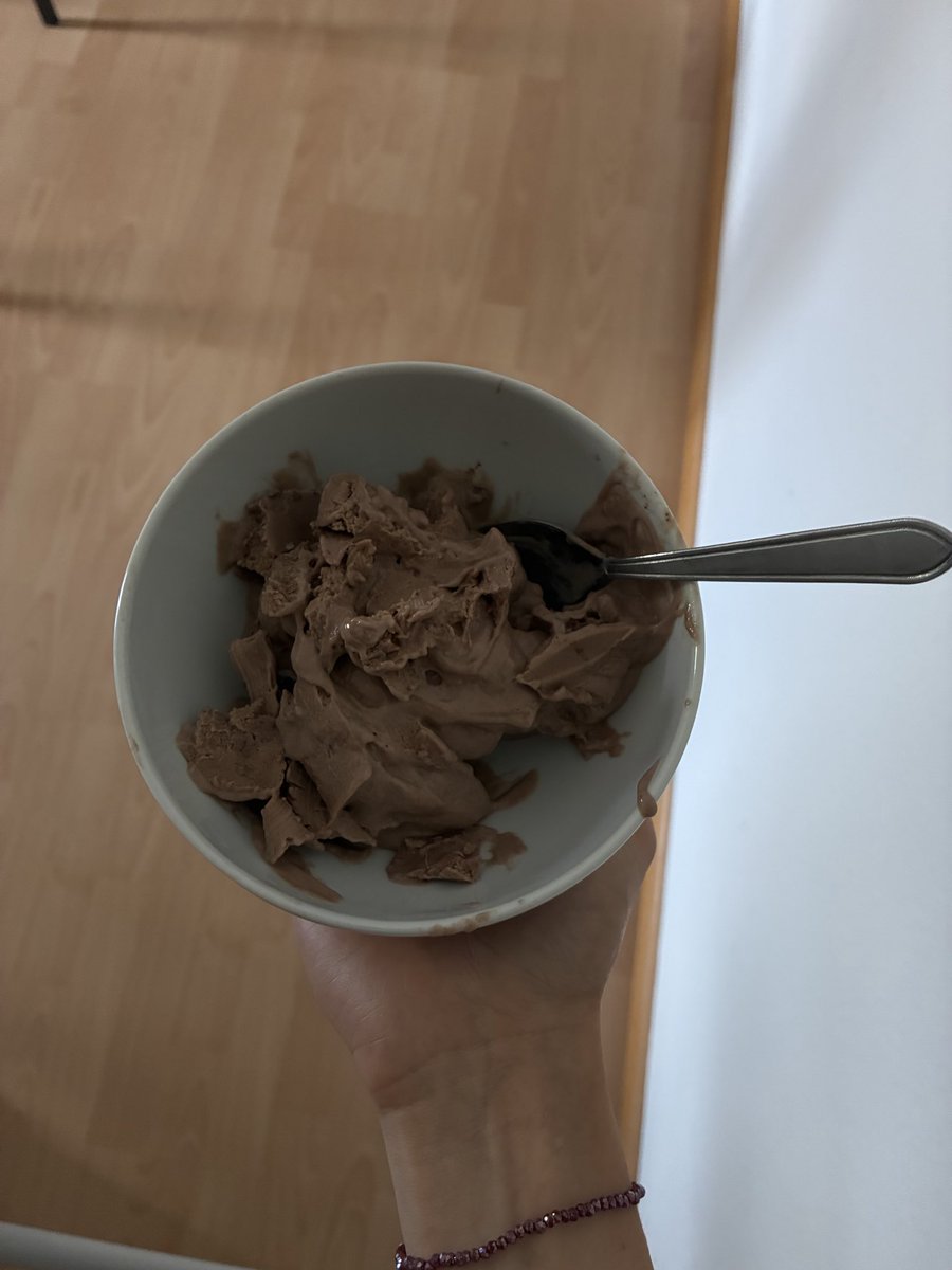 Liadmll's tweet photo. low cal chocolate ice cream for lunch 🤤

170cal 27g protein https://t.co/cvDYfa3fkZ