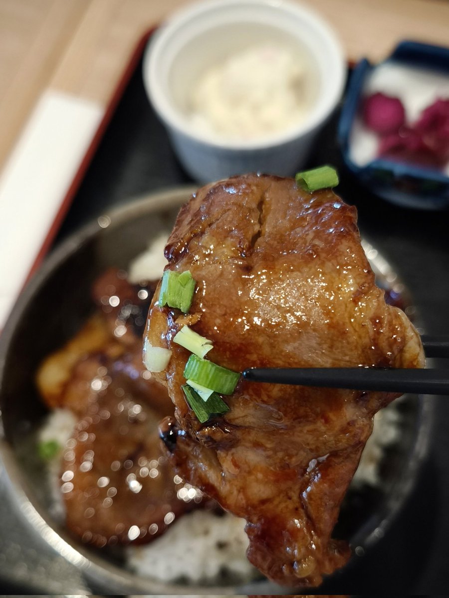 akusuke63's tweet photo. 甘いタレが食欲をそそる🎵豚丼 https://t.co/DnfFibC0rn