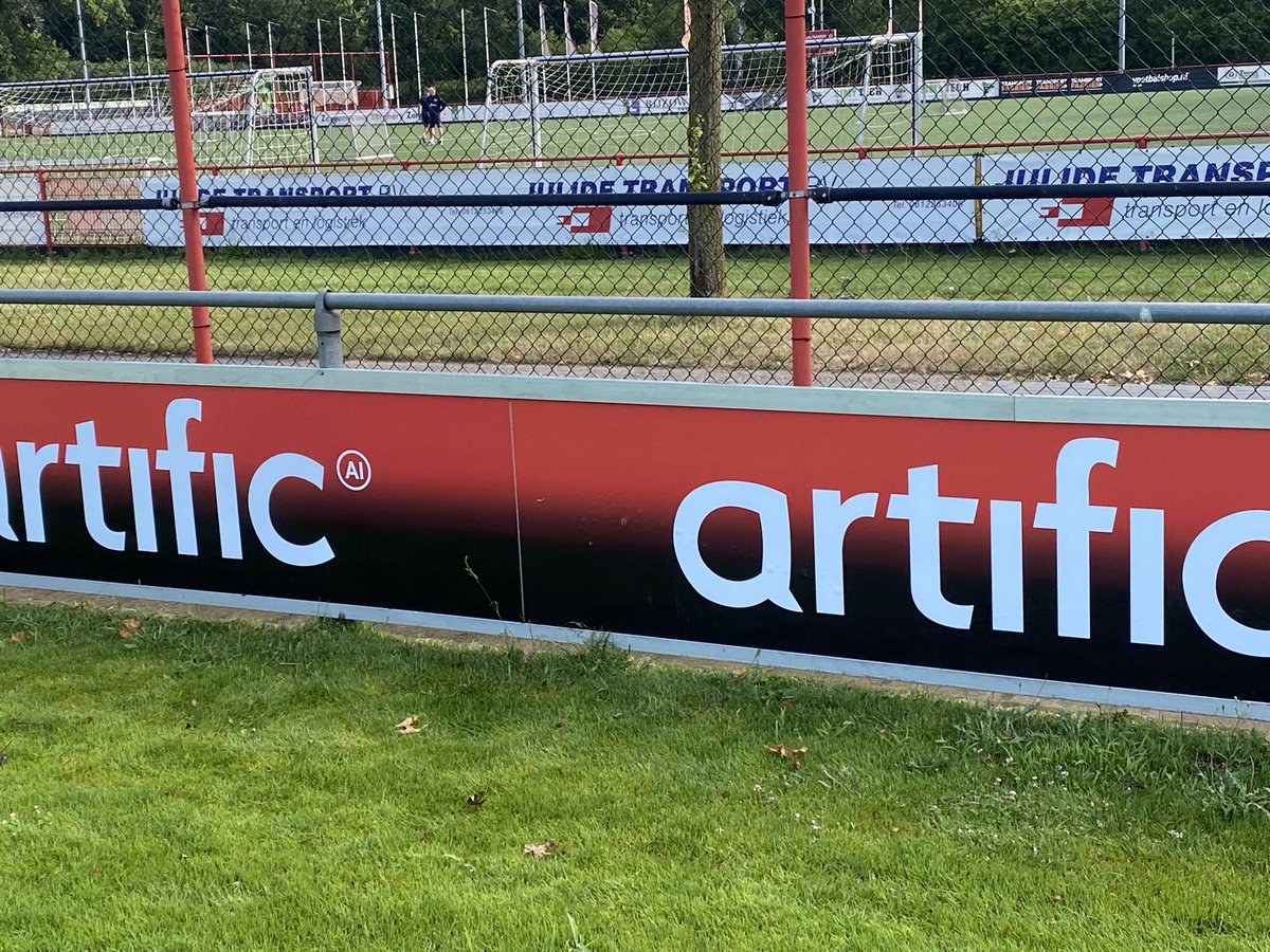 Sportsign's tweet photo. Bij @TweHerAcademie in Hengelo hebben we weer diverse #reclameborden gedemonteerd en nieuwe borden geplaatst. @Artific heeft 4 dubbelzijdig beplakte #reclameborden langs het natuurgrasveld #sponsor #boarding https://t.co/MhP87kkR9p
