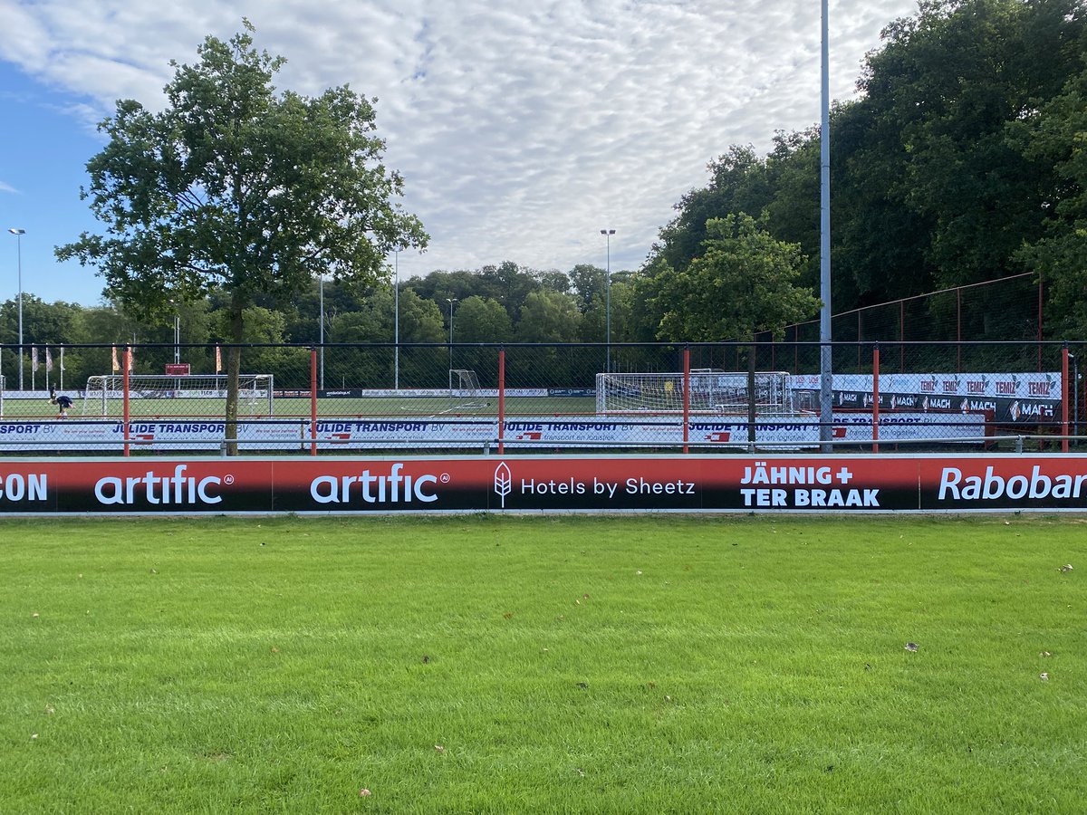 Sportsign's tweet photo. Bij @TweHerAcademie in Hengelo hebben we weer diverse #reclameborden gedemonteerd en nieuwe borden geplaatst. @Artific heeft 4 dubbelzijdig beplakte #reclameborden langs het natuurgrasveld #sponsor #boarding https://t.co/MhP87kkR9p