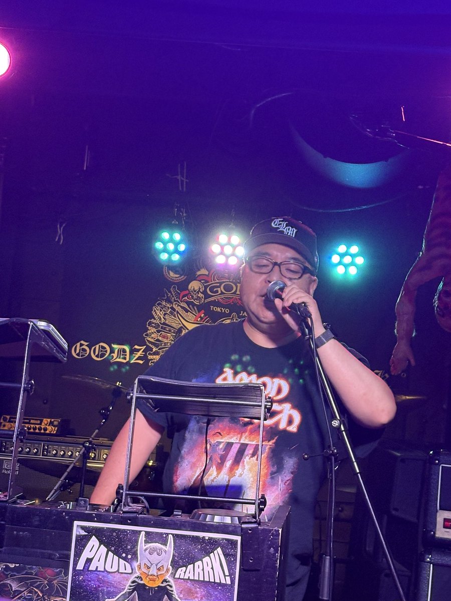 tyunenjump's tweet photo. 二番手は、こちらも私の信頼厚きベテラン DJ Metal Hammerさん！
伊藤政則さん主催のHEAVY METAL SOUNDHOUSE 45周年に因んだ王道のメタル特集！
一発目からPainkillerで激アツな盛り上がり！
#PAUDRARRK2026
#パウドラーク2026 https://t.co/2Klc3b0qdq