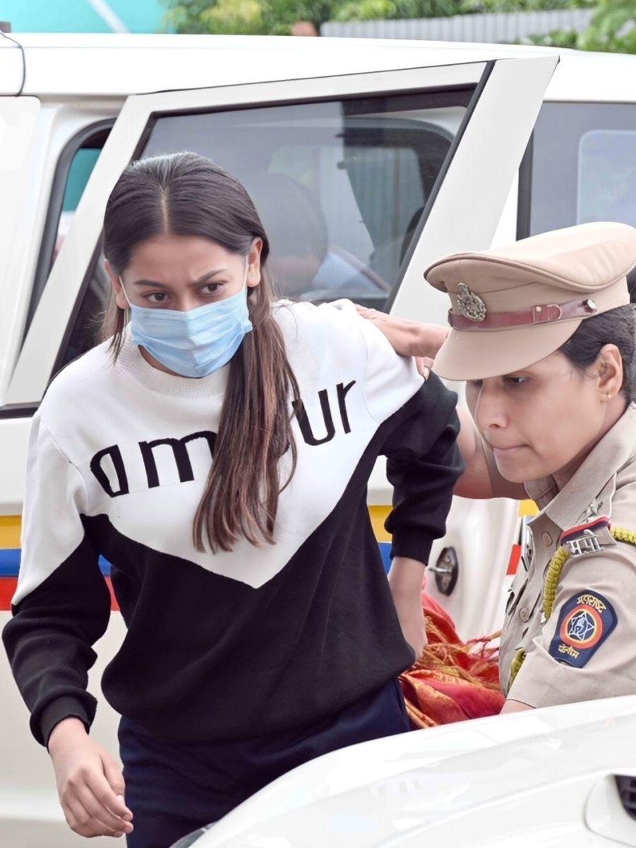 venom1s's tweet photo. Siya Goyal is wearing a dress that costs around ₹30,000.

Looks like even in jail, she's living a luxurious lifestyle.

I'm sure she's using that ₹1 crore she took from Ketan.

What a criminal. Even in custody, she's doing fashion. https://t.co/RYbP5or4Yz