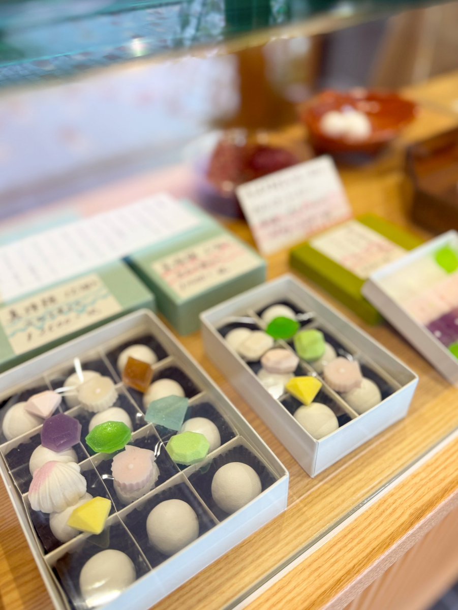yoshimura0303's tweet photo. 新しい和菓子屋さんのご紹介です。
「京和菓子　桃すず」
20年以上、二條駿河屋さんで勤められた職人さんご夫妻のお店です。
上生菓子、干菓子を作っておられ、いづれも素材の味が香る丁寧な仕事です。
松露の「真珠糖」は以前ご主人が真珠屋さんで働いていたエピソードから。
京大病院の東大路側の素敵なお店です。

https://t.co/ecqoi8WxtB