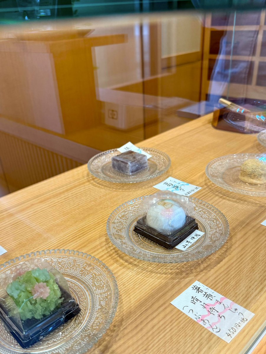 yoshimura0303's tweet photo. 新しい和菓子屋さんのご紹介です。
「京和菓子　桃すず」
20年以上、二條駿河屋さんで勤められた職人さんご夫妻のお店です。
上生菓子、干菓子を作っておられ、いづれも素材の味が香る丁寧な仕事です。
松露の「真珠糖」は以前ご主人が真珠屋さんで働いていたエピソードから。
京大病院の東大路側の素敵なお店です。

https://t.co/ecqoi8WxtB