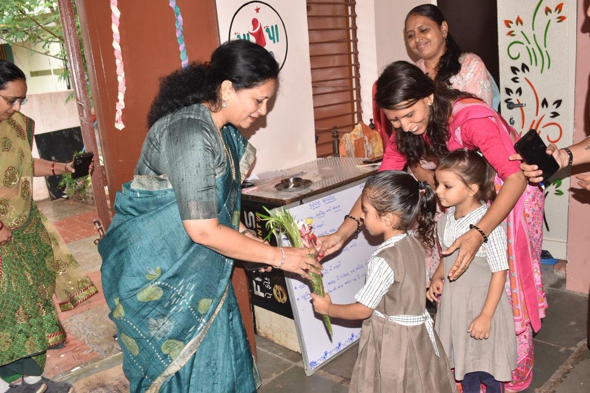 manisha_vakil's tweet photo. "સશક્ત બાળપણ તરફનું પ્રથમ પગલું – આંગણવાડી"

સાબરકાંઠા જિલ્લાના હિંમતનગર ખાતે આવેલ છાપરીયા આંગણવાડી કેન્દ્રની મુલાકાત લઈ કેન્દ્રમાં ઉપલબ્ધ પોષણ, પૂર્વ-પ્રાથમિક શિક્ષણ તેમજ બાળ વિકાસ સંબંધિત વિવિધ સેવાઓની સમીક્ષા કરી. https://t.co/SJpL3w3FN0