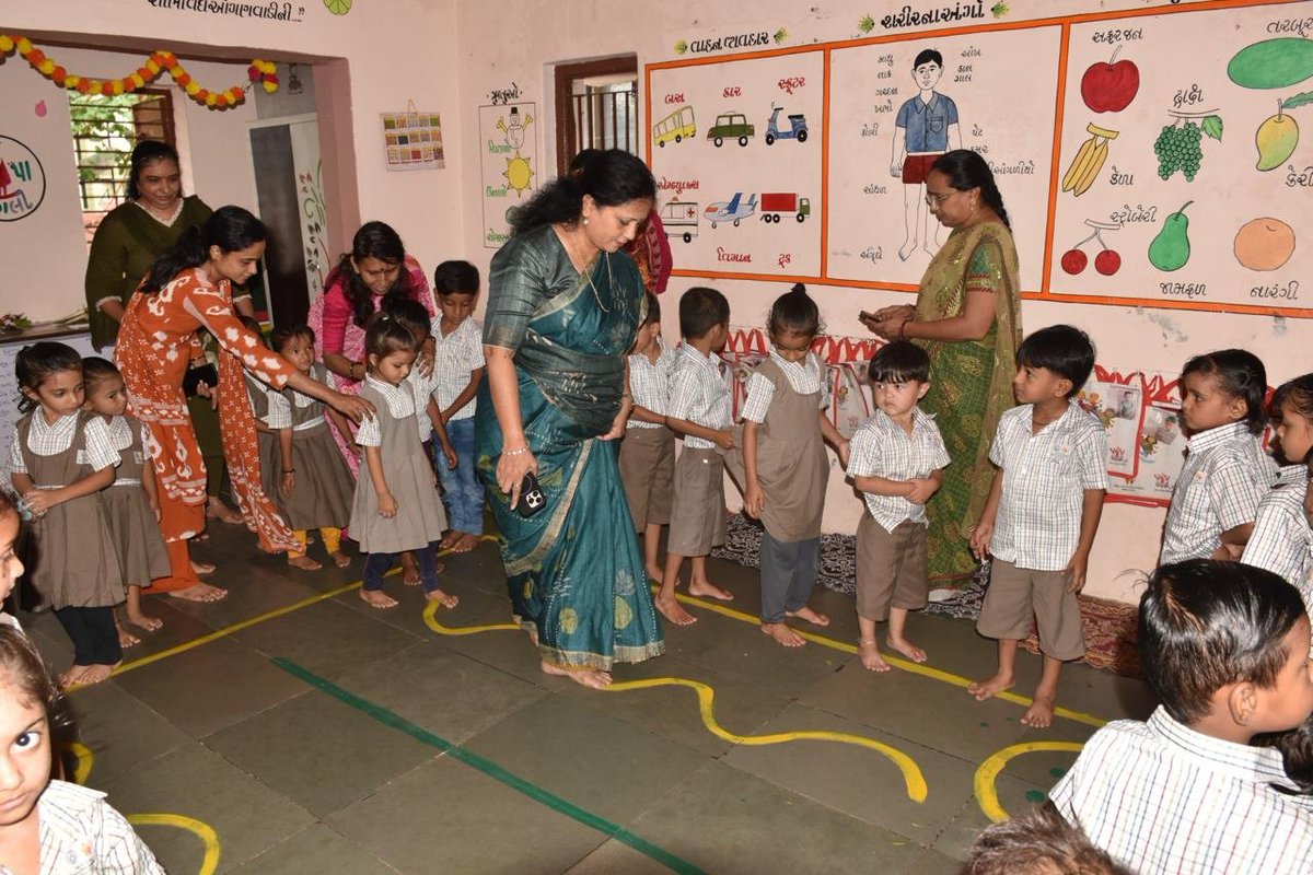 manisha_vakil's tweet photo. "સશક્ત બાળપણ તરફનું પ્રથમ પગલું – આંગણવાડી"

સાબરકાંઠા જિલ્લાના હિંમતનગર ખાતે આવેલ છાપરીયા આંગણવાડી કેન્દ્રની મુલાકાત લઈ કેન્દ્રમાં ઉપલબ્ધ પોષણ, પૂર્વ-પ્રાથમિક શિક્ષણ તેમજ બાળ વિકાસ સંબંધિત વિવિધ સેવાઓની સમીક્ષા કરી. https://t.co/SJpL3w3FN0