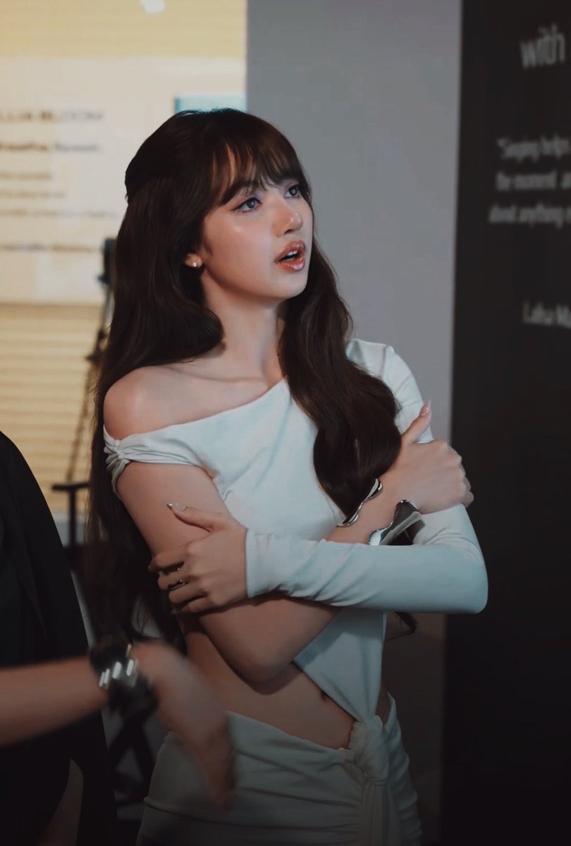 deffnotls's tweet photo. no bc who tf look this good from a screenshot from live video https://t.co/5kFkJTpjRE