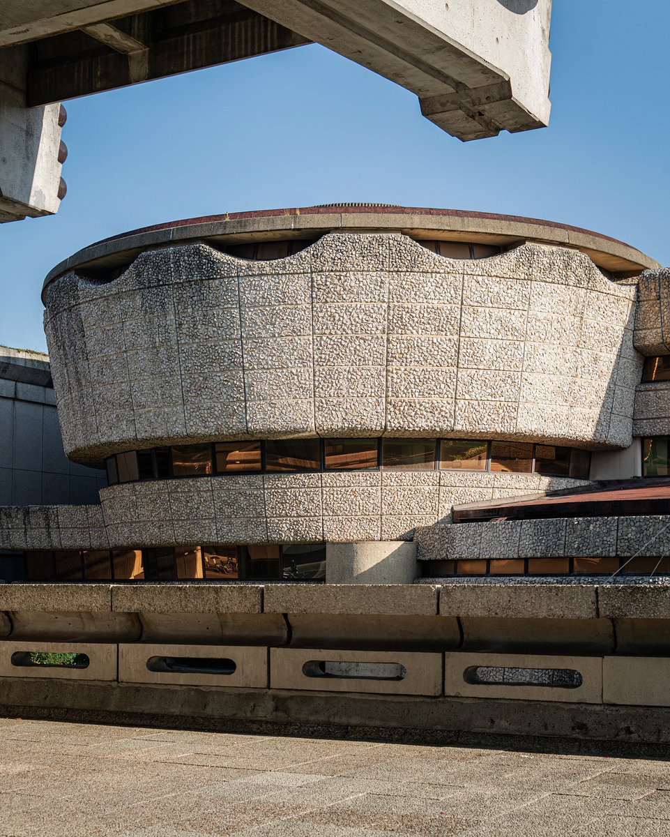 Dee_Floki's tweet photo. The brutalist architecture of the former Caisse d'Épargne (Savings Bank) in the Mériadeck district of Bordeaux, France. https://t.co/PNTL8NrDq6