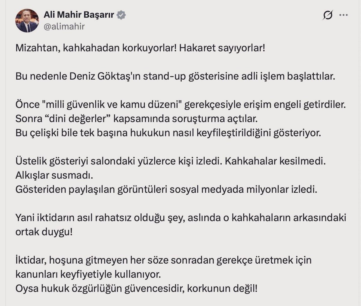 elifsahinn19's tweet photo. Son yıllarda ifade özgürlüğü tartışmalarında dikkat çekici bir asimetri söz konusu. Teoride evrensel olduğu söylenen özgürlük ilkesi, pratikte bazı alanlarda sınırsızlaştırılırken, bazı alanlarda son derece hassas ve korumacı bir çerçeveye bürünüyor.

İslami değerler söz konusu olduğunda toplumdan beklenen refleks “hoşgörü, mizahı kaldırabilme, çağdaşlık ya da eleştiriye tahammül” oluyor. Hatta bu sınırları zorlamak, kimi çevrelerde entelektüel cesaretin göstergesi olarak alkışlanıyor.

Ne var ki aynı yaklaşım başka toplumsal hassasiyetler söz konusu olduğunda geçerliliğini yitiriyor. Mezhepsel aidiyetlere ilişkin ifadelerde ya da Atatürk’e yönelik söylemlerde çok daha farklı bir toplumsal ve hukuki refleks devreye giriyor. Bu alanlarda kullanılan dilin inceliği, sınırları ve sonuçları konusunda çok daha güçlü bir hassasiyet talep ediliyor.

Bugün tartıştığımız şey ifade özgürlüğünün sınırları değil; hangi kutsalın korunmaya değer olduğuna “kimin” karar verdiği konusu farkındaysanız. Sorun neyin söylenebileceği değil, kimin incinmesinin önemsendiğiyle ilgili. Kültürel hiyerarşi dayatmanızdan sıdkımız sıyrıldı artık.