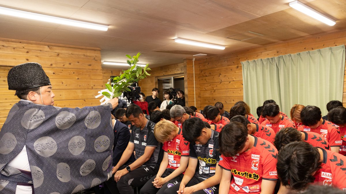 fufc_staff's tweet photo. 本日、選手、スタッフ、チーム関係者を含む42名が必勝祈願および安全祈願を執り行いました✨

#福島ユナイテッド