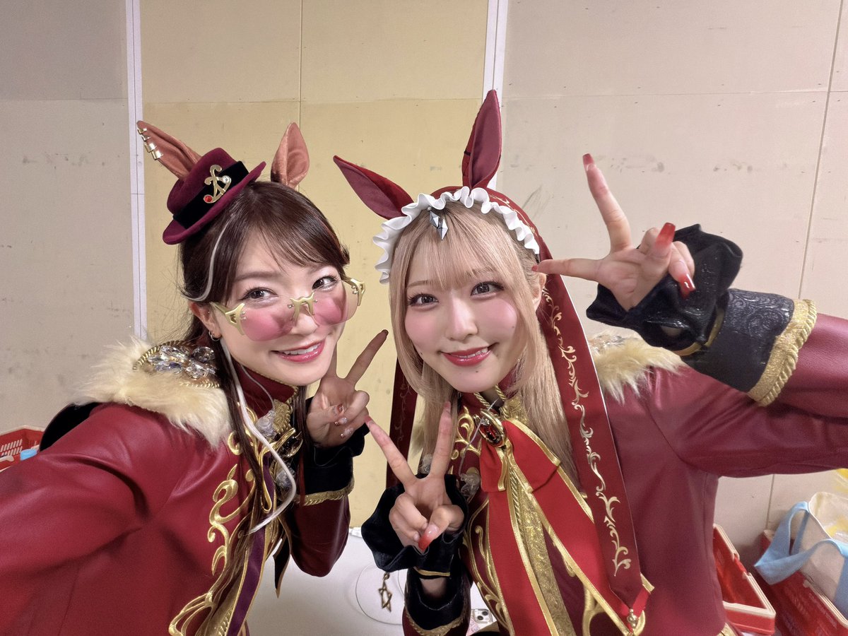 miyumi_shuri's tweet photo. #ウマ娘7th東京D1 #ウマ娘7th東京D2 

🥕レッドディザイア役 関根瞳さん
ひとみちゃんって7thおわってからようやく呼べた🫶🏻笑アニサマのお知らせ出演に始まり、席もよく隣だったりレッスンも一緒になったり、、しばらくクールな感じかなと思ってたんだけど、最近はとっても可愛い印象です☺️目ヂカラが強くてステージで目を引く華があって、指が長くてダンスがめちゃ綺麗…！羨ましい…！！ひとみちゃんの手めっちゃ盗み見してました👁️
アニサマもよろしくね🌻

🥕ブエナビスタ役 和泉風花さん
リハやレッスンでは爆速で振付を覚えててすげーー…！ってなり、ステージではみんなが恋するきらきらヒロインなブエちゃんでまたしてもすげーー…！ってなってました✨2日間でかっこいいも可愛いも面白いも、幅広〜い楽曲を担当されてて、どの楽曲もブエちゃんとして完成されててとっても素敵でした🌟配信見てキュンキュンでした…♡