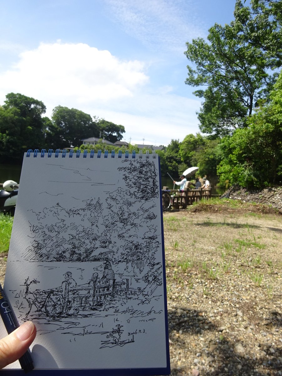 Kingyo_art's tweet photo. ちょっとスケッチ F1 PIGMA04

家族の病院待ちの時間にスケッチ。あまり体調が良くなかったので今回は公園ベンチに座って描きました。木陰、ベンチは快適です。
京都府向日市寺戸町古城 はり湖池

#drawing #art #illustration #sketch #japan #スケッチ #ペン画 #向日市 #はり湖池 #アナログ絵 #絵 https://t.co/fksSwKKR2U