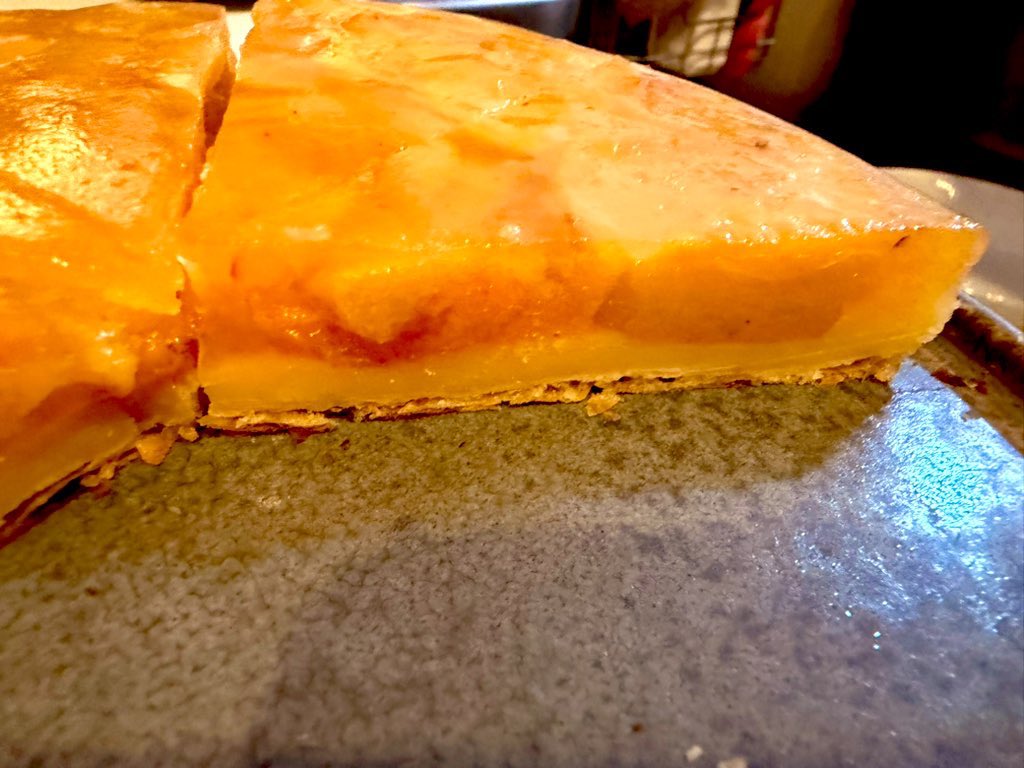 Tomimoto1116's tweet photo. 最近投稿できてないので昔の写真を💦
柿のタルトタタン🥧

 #Avvy料理部 https://t.co/L7ZRUoaGOR