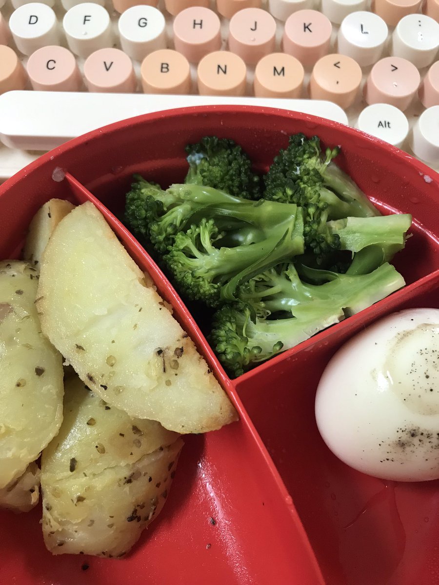 tjnoblu's tweet photo. bfasttt tudeiii

itu si telur omega nya ada salt and pepper nya, yummm 😋 
sepertiu biasa BrookFarm ga ketinggalan, kali ini tpii mix sama twg camomile 😋🫶🏻 https://t.co/J7GdiIUCMh