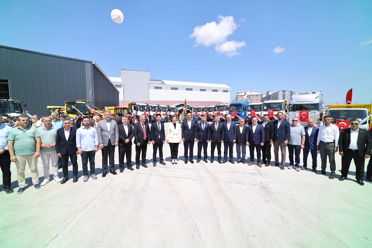 abdullahozdemir's tweet photo. Arnavutköy ilçemiz; AK Belediyeciliğin ortaya koyduğu, vizyoner hizmet anlayışının konforunu yaşıyor. Asfalt, Bitüm ve Yol Kimyasalları Entegre Üretim Tesisi ile hizmete alınan yeni araçların ilçemize hayırlı olmasını diliyorum. Teknik ve sosyal altyapısı her geçen gün daha da gelişen Arnavutköy ilçemize emekleriyle değer katan @mcandaroglutr başkanımızı ve ekibini kutluyorum.