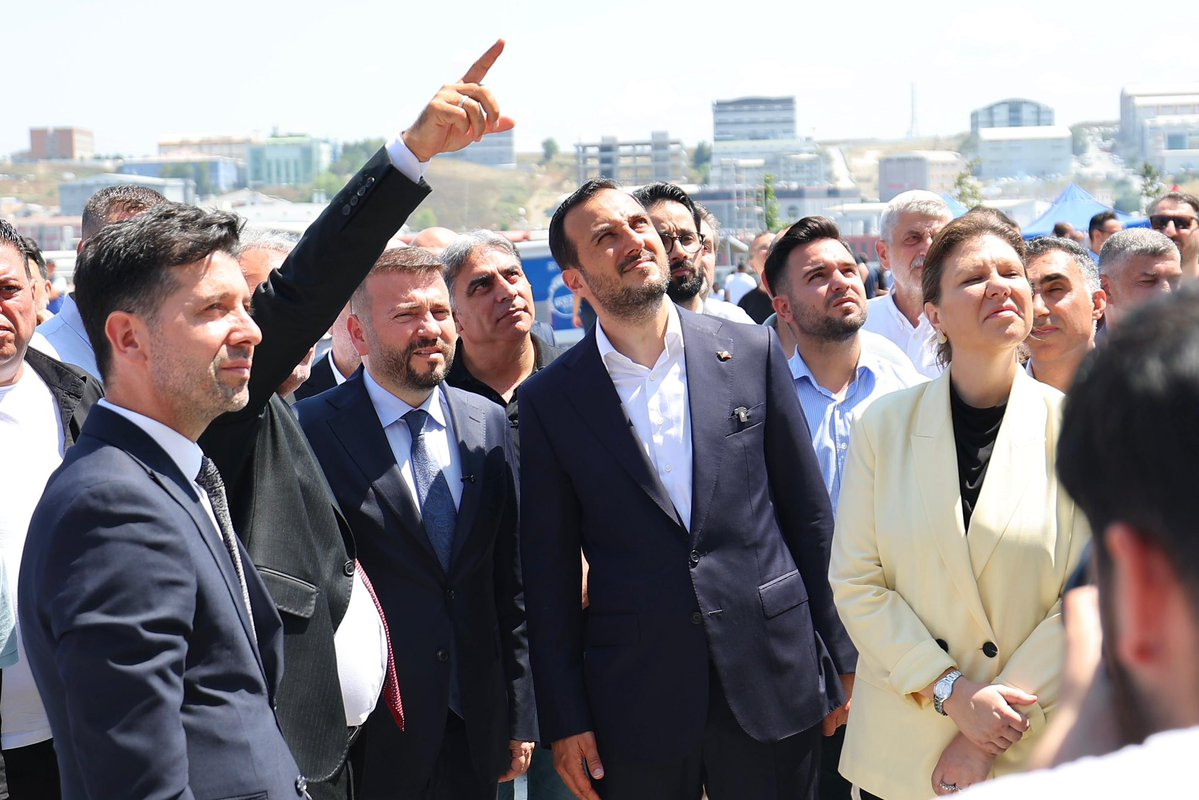 abdullahozdemir's tweet photo. Arnavutköy ilçemiz; AK Belediyeciliğin ortaya koyduğu, vizyoner hizmet anlayışının konforunu yaşıyor. Asfalt, Bitüm ve Yol Kimyasalları Entegre Üretim Tesisi ile hizmete alınan yeni araçların ilçemize hayırlı olmasını diliyorum. Teknik ve sosyal altyapısı her geçen gün daha da gelişen Arnavutköy ilçemize emekleriyle değer katan @mcandaroglutr başkanımızı ve ekibini kutluyorum.