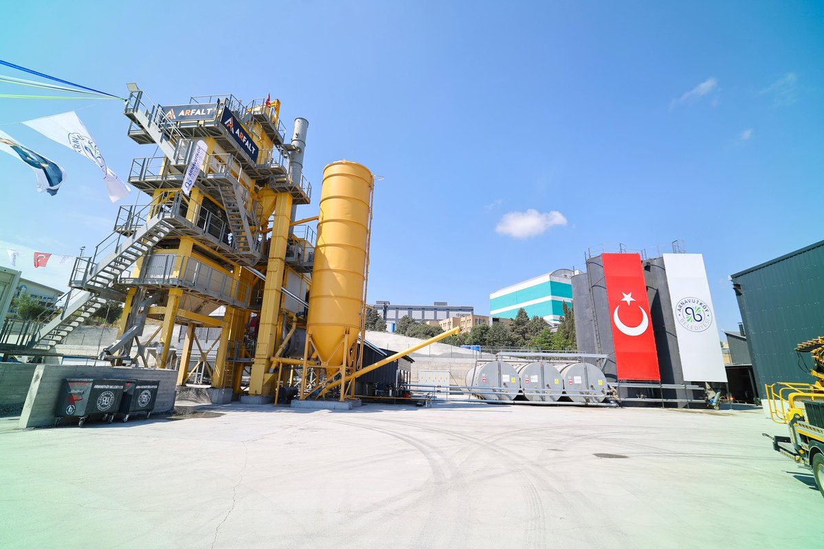 abdullahozdemir's tweet photo. Arnavutköy ilçemiz; AK Belediyeciliğin ortaya koyduğu, vizyoner hizmet anlayışının konforunu yaşıyor. Asfalt, Bitüm ve Yol Kimyasalları Entegre Üretim Tesisi ile hizmete alınan yeni araçların ilçemize hayırlı olmasını diliyorum. Teknik ve sosyal altyapısı her geçen gün daha da gelişen Arnavutköy ilçemize emekleriyle değer katan @mcandaroglutr başkanımızı ve ekibini kutluyorum.