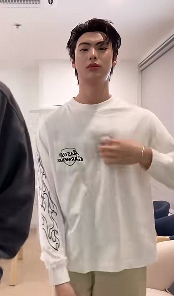 mewmoryy's tweet photo. เสื้อตัวเดียวกัน วันเดียวกันหมายความว่าไงอะโบร๋บี๋ https://t.co/Yv6Qa8p4bc