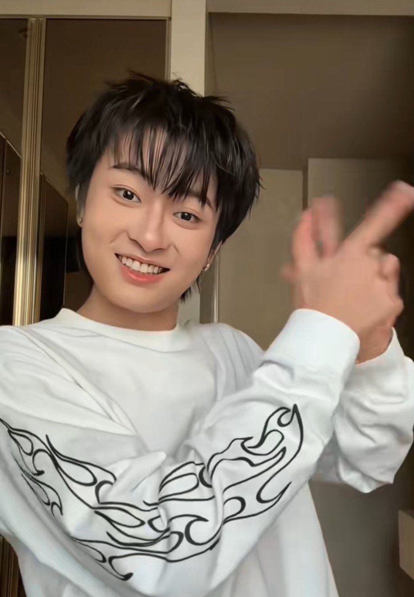 mewmoryy's tweet photo. เสื้อตัวเดียวกัน วันเดียวกันหมายความว่าไงอะโบร๋บี๋ https://t.co/Yv6Qa8p4bc