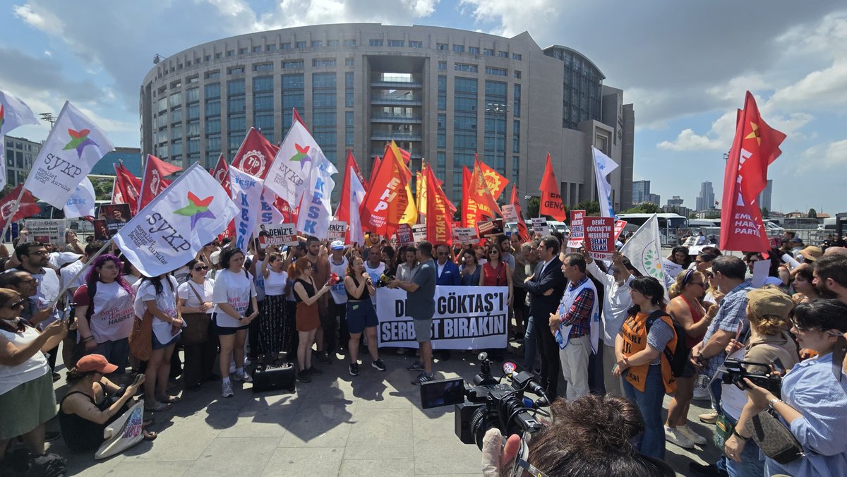 hakmucadelesi2's tweet photo. Sanata, mizaha, Deniz'e özgürlük! 

Çağlayan Adliyesi önünde omuz omuzayız. Deniz Göktaş yalnız değildir.

#DenizGöktaşSerbestBırakılsın https://t.co/4XExFGw1Z2